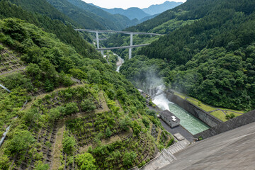 奥秩父　滝澤ダムの堤体とループ橋