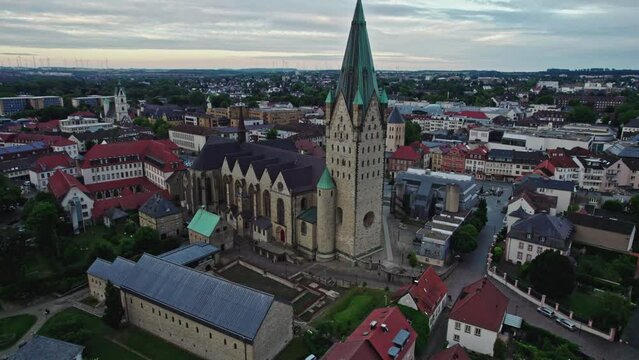 Drohnenaufnahmen von dem Dom und der Stadt Paderborn in Deutschland 