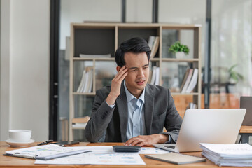 Obraz premium business man stress paperwork and deadline concept stressed businessman with papers and charts sitting at table in office