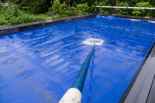 Geplanter Pooltag f&auml;llt ins Wasser, der Sommer l&auml;sst auf sich warten.
