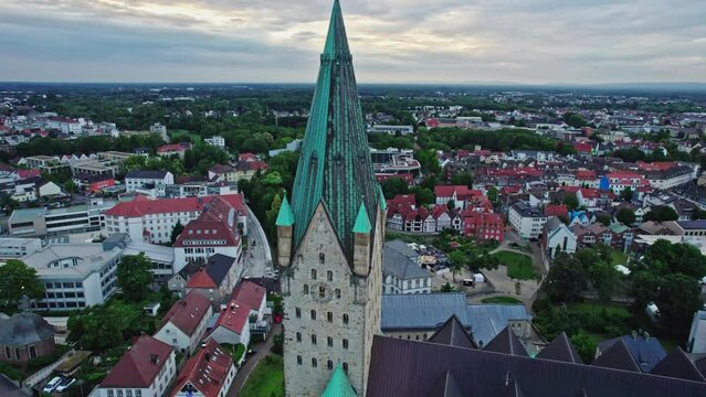 Drohnenaufnahmen von dem Dom und der Stadt Paderborn in Deutschland 