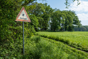 Hinweisschild Zecken Alarm