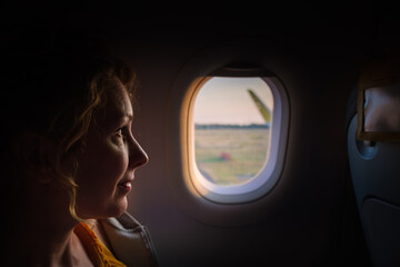 Ein Fenstersitz im Flugzeug Richtung Urlaubsziel.