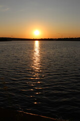 Obraz premium A body of water with a sunset