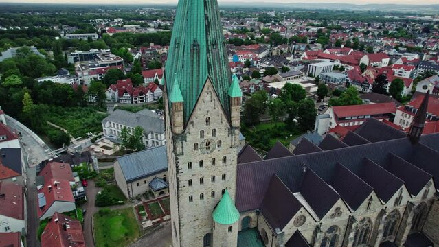 Drohnenaufnahmen von dem Dom und der Stadt Paderborn in Deutschland 
