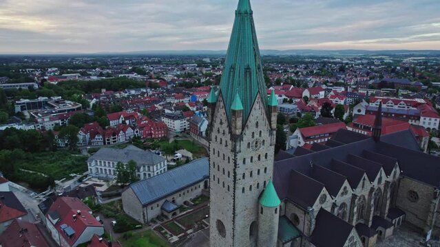 Drohnenaufnahmen von dem Dom und der Stadt Paderborn in Deutschland 