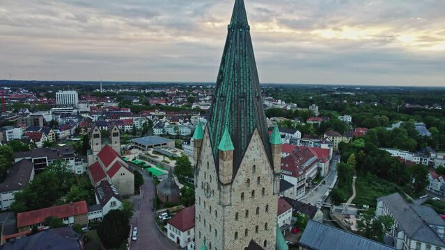 Drohnenaufnahmen von dem Dom und der Stadt Paderborn in Deutschland 