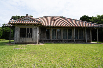 Fototapeta na wymiar 伝統的な沖縄の家、沖縄の一軒家、古くなった木造の一軒家、無人になった木造建築の平屋
