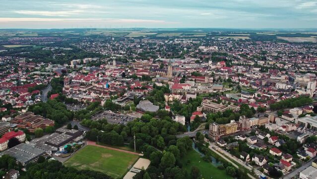 Drohnenaufnahmen von dem Dom und der Stadt Paderborn in Deutschland 