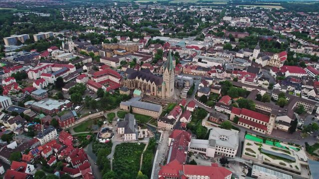 Drohnenaufnahmen von dem Dom und der Stadt Paderborn in Deutschland 