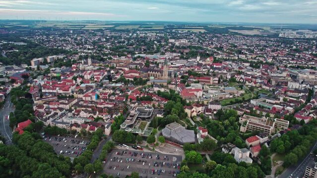 Drohnenaufnahmen von dem Dom und der Stadt Paderborn in Deutschland 