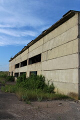 Fototapeta na wymiar A concrete building with a grassy area