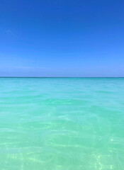 Fototapeta na wymiar エメラルドグリーンの青い海