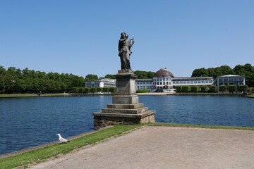 Fototapeta na wymiar Skulptur am Hollersee im Bremer Bürgerpark