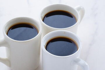 淹れたてのコーヒーが入った3つのマグカップでコーヒーブレイク