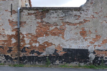 It gathers the most interesting DETERIORATED WALLS I've come across.
Narrow old streets, entire colored rocky city, old houses, and buildings. 