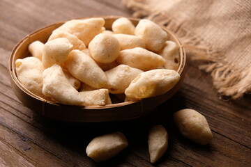 Kerupuk kuku macan are fish-based crackers that look like tiger nails. typical snacks from East Kalimantan. krupuk ikan belida. 