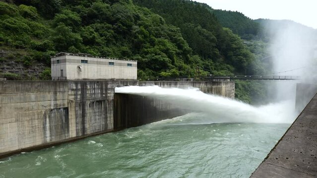 奥秩父　滝沢ダムの放水