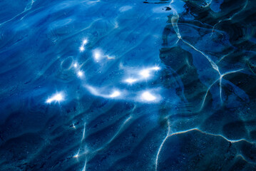 BACKGROUND WITH REFLECTION OF THE SEA