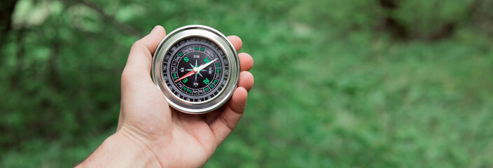 man hand compass in forest © Daniel