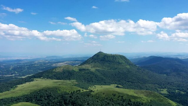 Le Puy de Dome, paysage naturel et ensoleill&eacute; dans la chaine des puys en Auvergne. Timelapse avec ciel bleu et nuages, Montagnes et parapentes dans un site touristique en France.