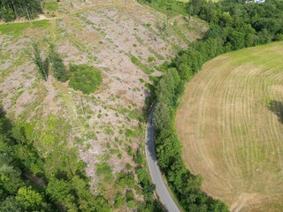 Stra&szlig;e durch ein Tal