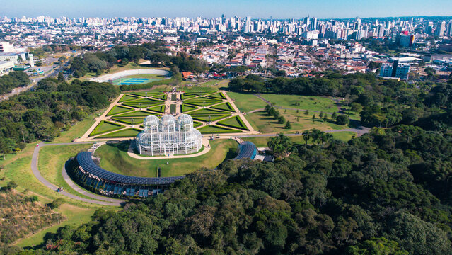 Vis&atilde;o a&eacute;rea do parque Jardim Bot&acirc;nico na cidade de Curitiba Paran&aacute; Brasil captada do alto por um drone em um dia de sol de 2023.