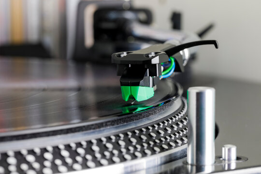Turntable tonearm and headshell with cartridge