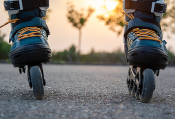 Mujer patinando por la ciudad. Patines azules 