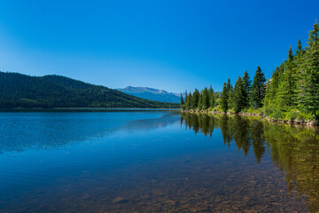Fototapeta na wymiar Beautiful Lake in Alberta, Canada