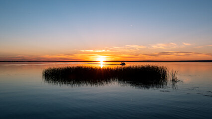 Obraz premium Sunset over Lac Cardinal, Queen Elizabeth Provincial Park, Alberta, Canada