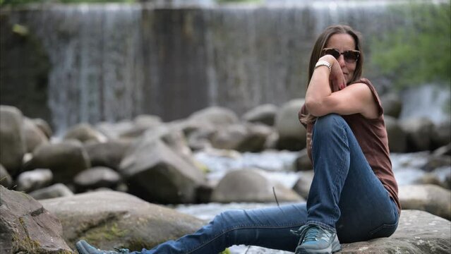 Donna sul fiume in piena
