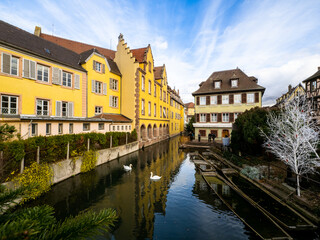 Fototapeta na wymiar Colmar, Elsass. Frankreich. Kleines Venedig, Wasserkanal und traditionelle Fachwerkhäuser.