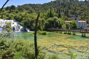 Fototapeta na wymiar Wodospad Skradinski Buk, Park Krka, Chorwacja, atrakcja turystyczna, kaskady, zieleń, przyroda, 