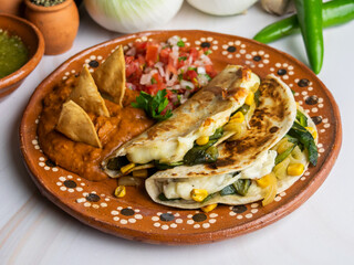 Quesadillas mexicanas, quesadilla con rajas y elote, comida mexicana, deliciosa gastronomia tradicional