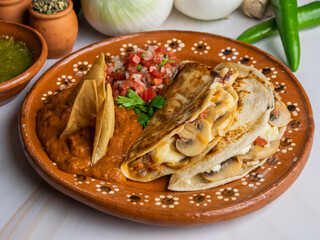 Quesadillas mexicanas, quesadilla con champi&ntilde;ones, comida mexicana, deliciosa gastronomia tradicional