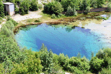 Fototapeta na wymiar Źródło rzeki Cetina, woda, Chorwacja, atrakcja turystyczna, natura, krajobraz, jezioro, lato, podróże,