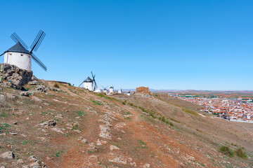 Molinos de viento medievales como los que aparecen en la obra literaria de Don Quijote de la...