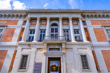 Museo del Prado de Madrid, España. Gran edificio público clásico con fachada con columnas de estilo europeo.
