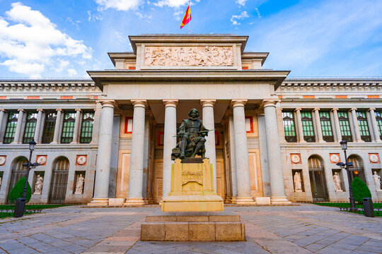 Museo del Prado de Madrid, Espa&ntilde;a. Gran edificio p&uacute;blico cl&aacute;sico con fachada con columnas de estilo europeo.