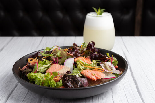 Ensalada de verdes con salmon, y acompa&ntilde;ado de limonada