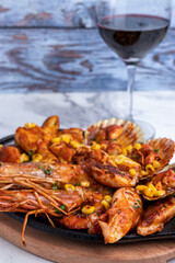 PLato de mariscos con vino blanco
