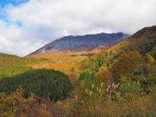 the Kagikake Pass is known as a famous sightseeing spot for seeing the spectacular southern face of Mt. Daisen