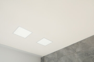 Obraz premium White ceiling with modern lighting in room, low angle view