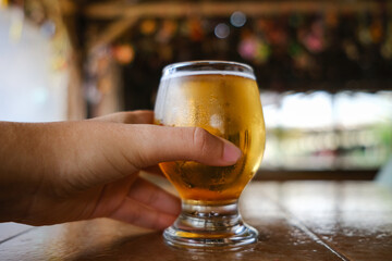 Copo de cerveja no bar © nathsegato