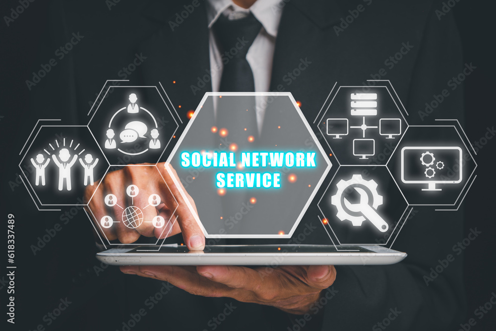 Aufkleber social network service concept, business person using tablet computer with social network service ic
