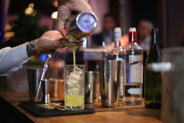 Preparação artística de um drinque no bar: a magia da mixologia em movimento