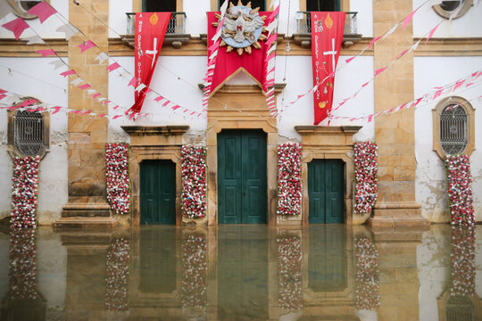 Igreja da Matriz em Paraty, adornada para a Festa do Divino Esp&iacute;rito Santo: f&eacute; e devo&ccedil;&atilde;o em meio &agrave;s &aacute;guas da mar&eacute; cheia que em &eacute;pocas de lua cheia invadem as ruas da cidade.