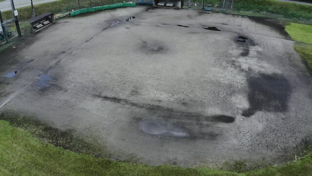 ドローン撮影　ベース設置前の、水溜まりのできた野球場