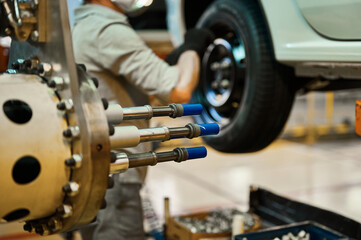 Screwing car wheel with automatic multi-axial spanner wrench